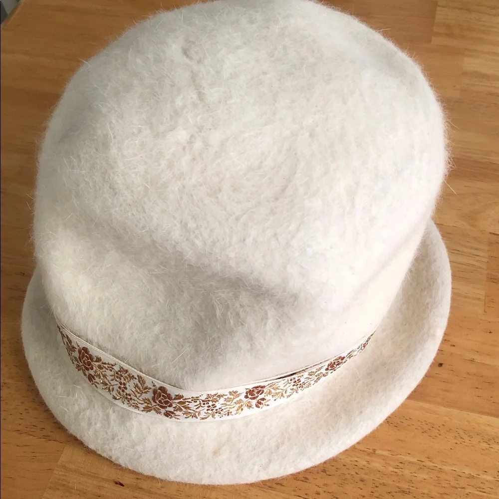 Woman’s Arrogate rare VTG 100% rabbit fur White bucket Hat with Floral band.